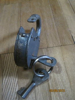Ретро навесной замок овальной формы из 195-ых с двумя ключами по