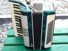 Продам 3/4 новый аккордеон Заря, Россия