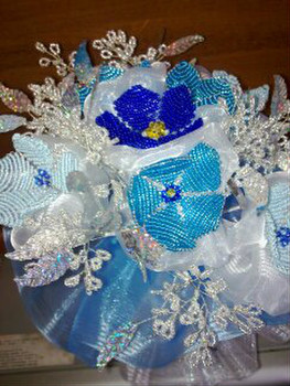 свадебный букет и бутоньерка из бисера