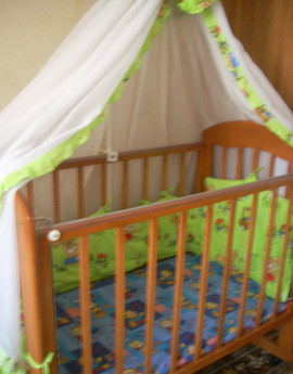 продам СРОЧНО комплект в детскую кроватку