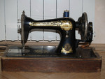 Ручная швейная машинка "ЗИНГЕРЪ" в футляре из орехового дерева.