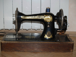 Ручная швейная машинка "ЗИНГЕРЪ" в футляре из орехового дерева.