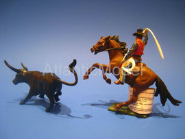Солдатики 1/32 Britains Ковбой с лассо и корова 3