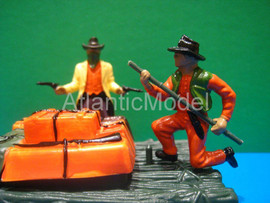 Солдатики 1/32 Britains Ковбои на плоту 3 фигуры