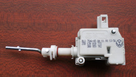 ДЛЯ VW GOLF,PASSAT МОТОРЧИК ОТКРЫВАНИЯ ЛЮЧКА БЕНЗОБАКА