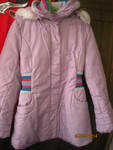 Теплая сиреневая куртка с капюшоном для девочки. Длина 69 см
