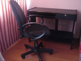 стол компьютерный и стул