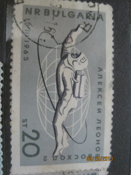 Две болгарские марки посвящённые выходу в открытый космос Беляев