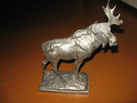 Старинная скульптура лося из металла