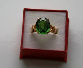 Продам позолоченное кольцо c зеленым камнем