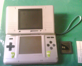 Продам Nintendo DS fat + оригинальный R4 + micro sd 2gb