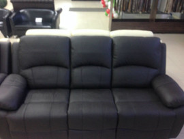 Диван из высококачественной кожи с реклайнером.