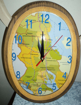 Часы настенные в деревянной оправе
