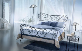 Спальные гарнитуры 4 шт.В подарок еще один столик!!!