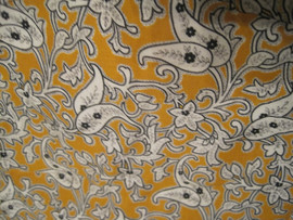 Отрез с белым узорчатым рисунком на оранжевом фоне 74 х 390 см