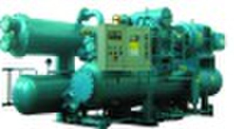 Screw compressor unit with condenser and liquid re