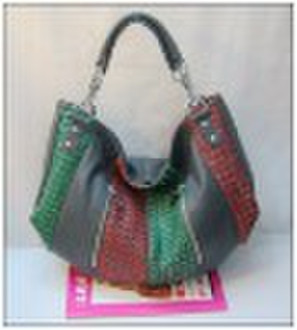 women weave handbag