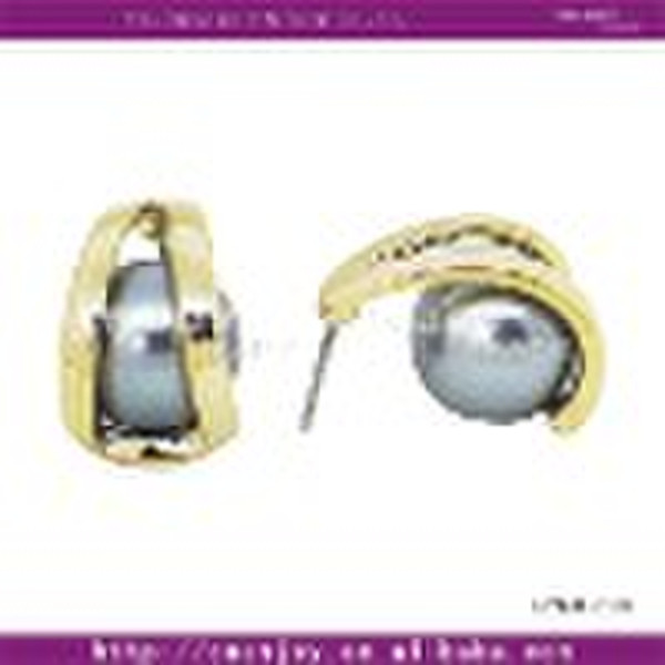 Fashion pearl stud earrings