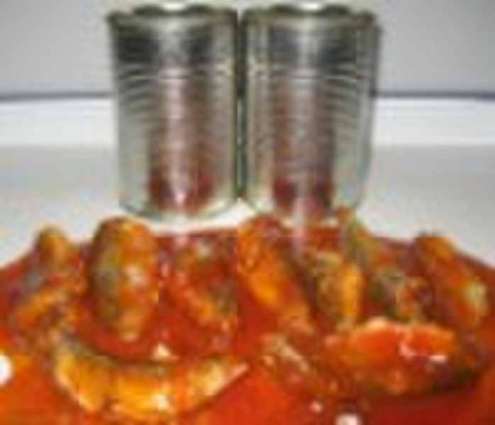 沙丁鱼罐头在盐水番茄酱油罐头