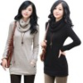 妇女卷的脖子上羊绒的衣服