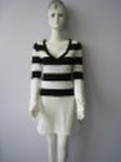 妇女'；s长袖子上的套衫和条纹