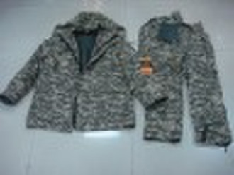 военного камуфляжа холодной куртка