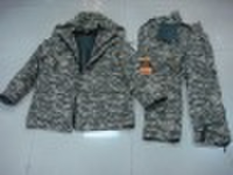 военного камуфляжа холодной куртка