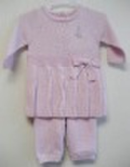 粉红色的针织婴儿的毛衣