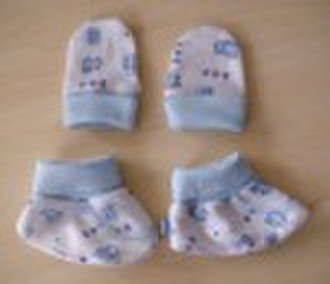 baby wear gloves and shoes