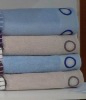 bath towel solid with colored circles