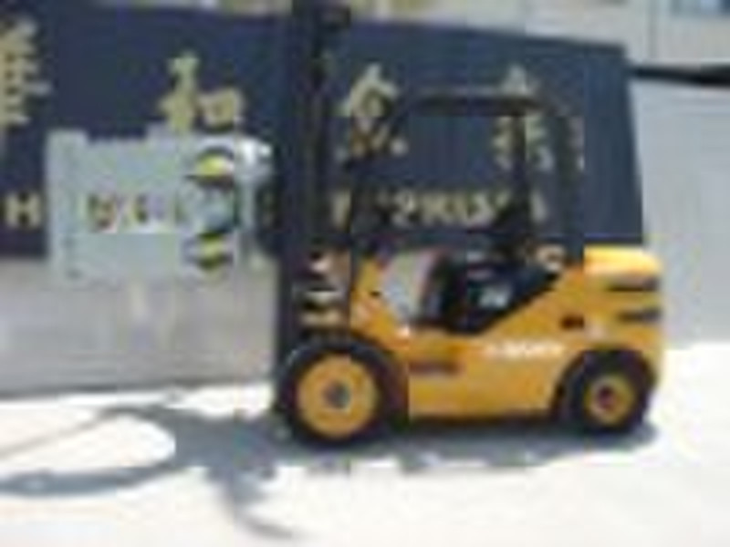 Forklift with paper clamp