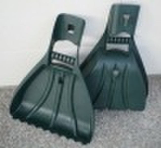 Plastic leaf rake