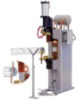 Bottom welder for filter bag cage