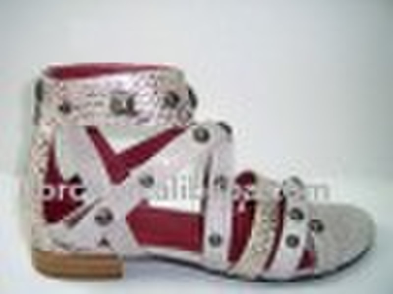 Designer-Schuh mit quadratischen und runden Stollen