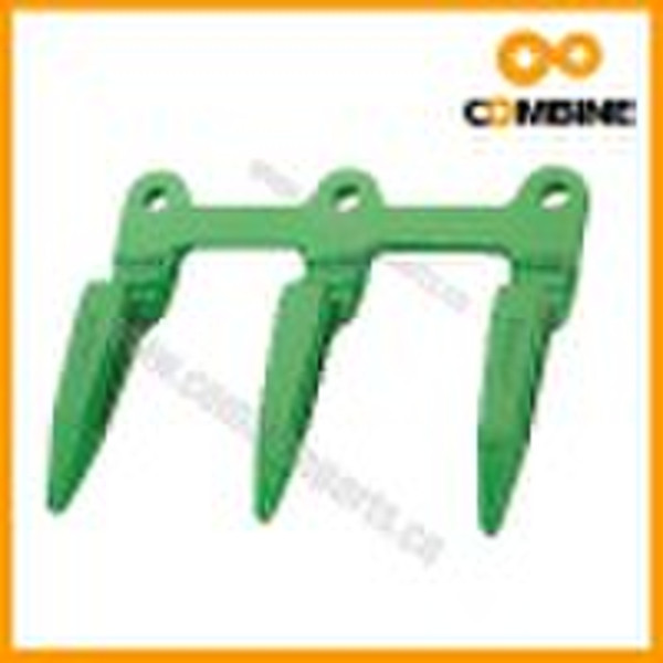 Combine harvester forged knife triplicate guard