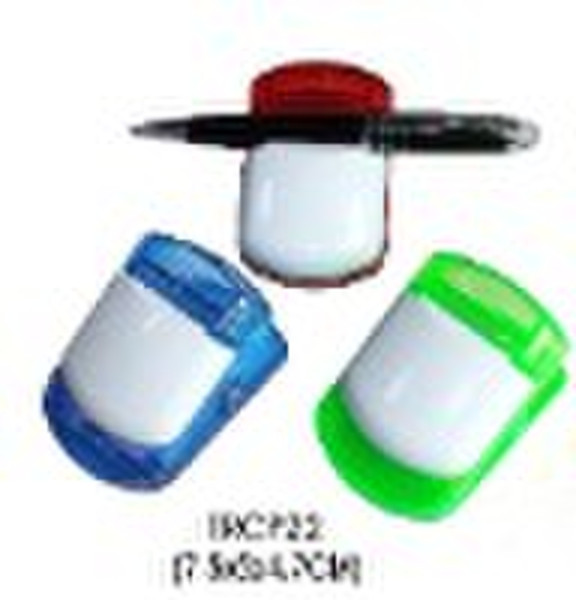 Plastic magnetic clip with pen holder