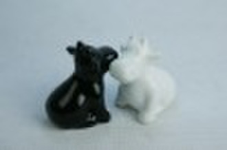 arts salt and pepper set
