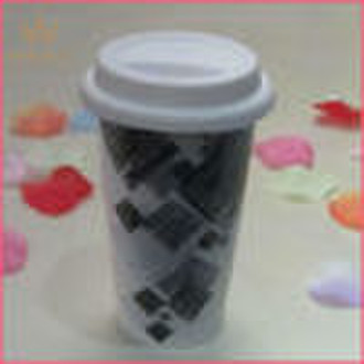 Double wall mug with silicone lid