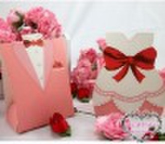 sweet  box with cute groom and birde looking-CB030