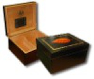 Cigar humidor with leaf
