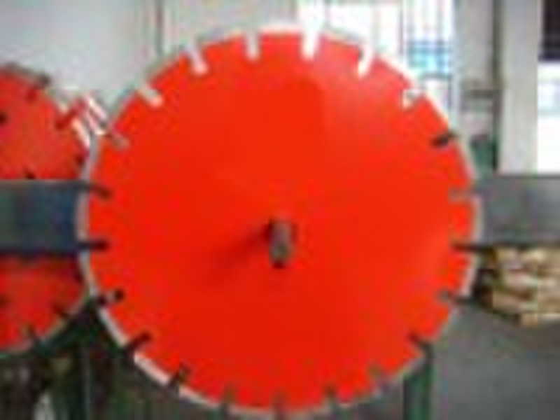 Diamond cutting blade for cured concrete