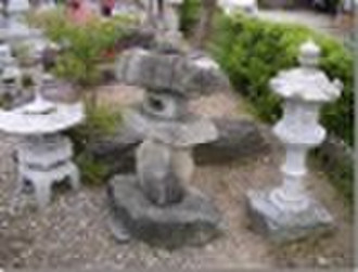 花园里的日本的石头灯