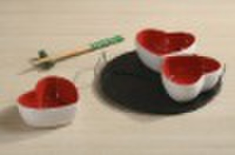 陶瓷Bakeware餐具的心脏形成的菜肴和w