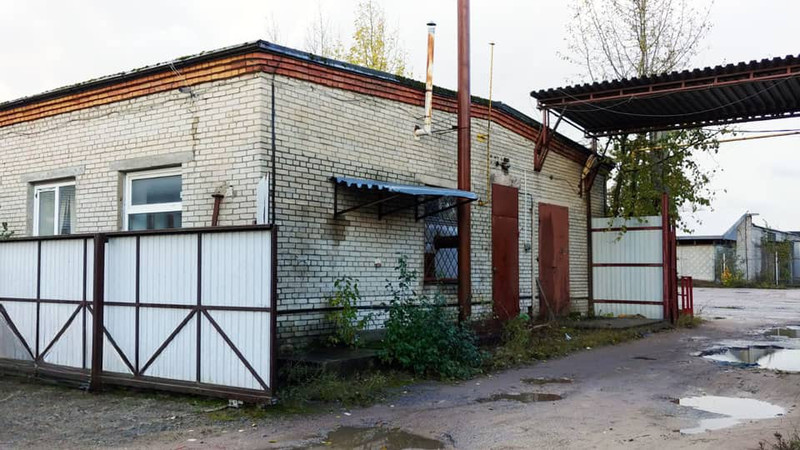 Das Gebäude unter der Lebensmittelproduktion an der Koporski Autobahn in der Stadt Sosnowyj Bor