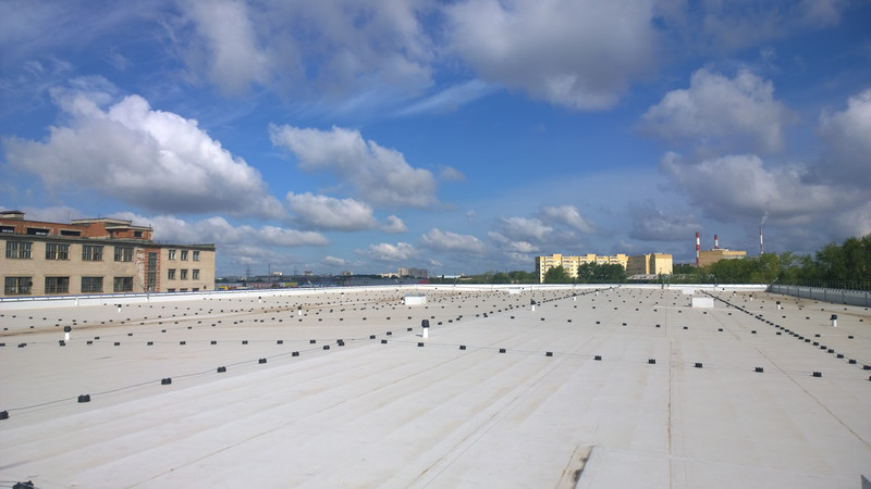 彼尔姆。 工业混凝土和树脂地板。 屋顶是聚氯乙烯。