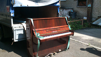 钢琴运输在叶卡捷琳堡和的城市的卫星。