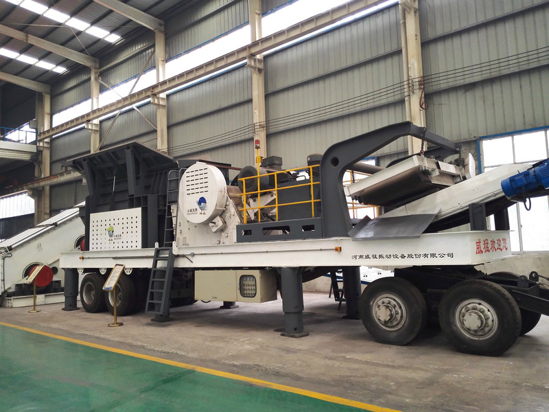 Tyre type mobile crushing station for railway